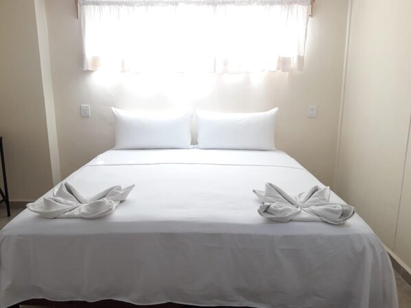 標準客房, 1 張特大雙人床 | 熨斗/熨衫板、床單