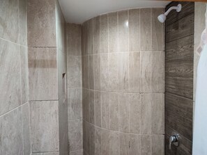 Shower, towels, soap, shampoo - Hotel Ashly Loma Larga (Acapulco)