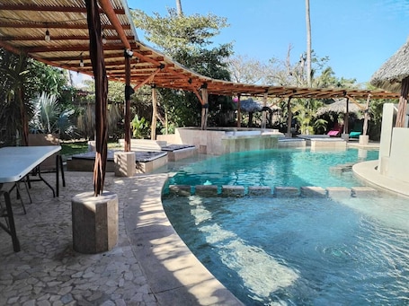 Outdoor pool, pool loungers. Hotel Ashly Loma Larga