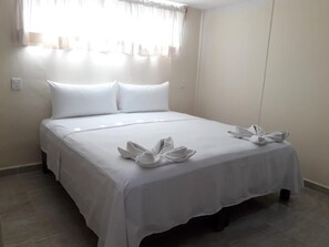 Standard Room, 1 King Bed | Iron/ironing board, bed sheets - Hotel Ashly Loma Larga (Acapulco)