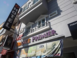 A hotel named Orange Premier with a balcony and signage for Demon Craft and OYO. - Orange Premier Hotel Taman Segar (Kuala Lumpur)