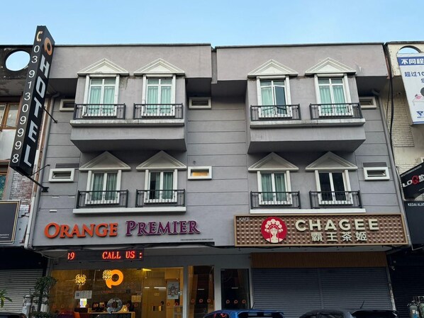 A two-story building with a ground-floor restaurant named 'Orange Premier' and a second-floor establishment called 'Chagee.' - Orange Premier Hotel Taman Segar (Kuala Lumpur)