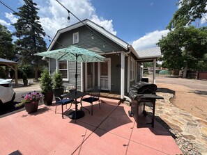 Outdoor dining - The Cottage (Colorado Springs)