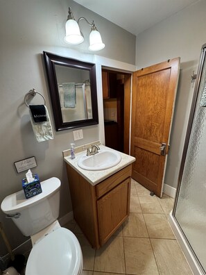 Shower, hair dryer, towels - The Cottage (Colorado Springs)