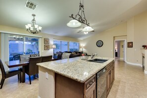 Interior - ***1600 Sq Ft 3 Bed 2 Bath 1 Story Private Pool (Las Vegas)