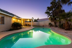 Outdoor pool - ***1600 Sq Ft 3 Bed 2 Bath 1 Story Private Pool (Las Vegas)