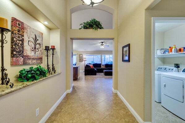 Interior - ***1600 Sq Ft 3 Bed 2 Bath 1 Story Private Pool (Las Vegas)