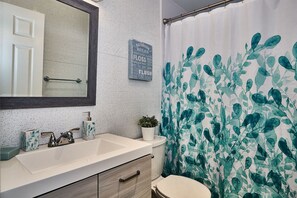 淋浴/盆浴组合、毛巾、洗发水