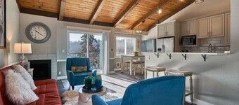 SeaTac Condo Close to Everything!