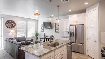 Townhouse, flere senger (Clifftop) | Eget kjøkken | Ovn, brødrister, fryser og ismaskin