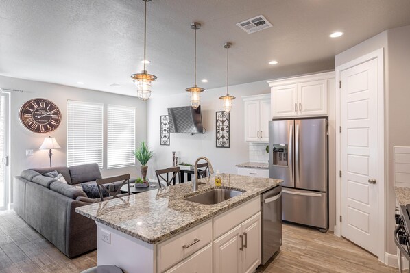 Townhome, Multiple Beds (Clifftop) | Private kitchen