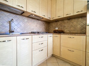 Fridge, oven, dishwasher, coffee/tea maker