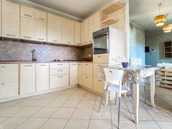 Fridge, oven, dishwasher, coffee/tea maker