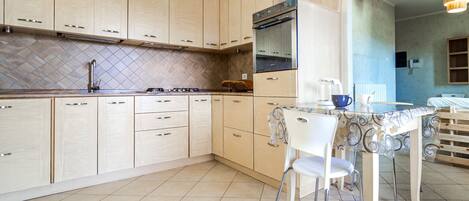 Fridge, oven, dishwasher, coffee/tea maker