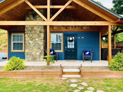 Mountain Views, Hot Tub & More — The Blue Moose Cabin Just Minutes from Town!