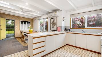 غرفة عائلية | مطبخ خاص | ثلاجة، ميكروويف، فرن، موقد طهي مسطح