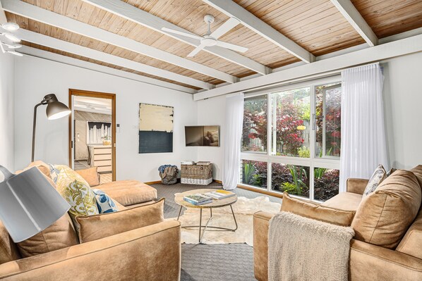 Family House | Living room | Flat-screen TV, fireplace, Netflix, streaming services - Charlie's Place (Rye)