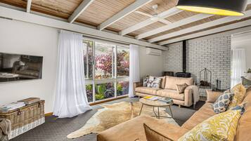 غرفة عائلية | غرفة المعيشة | تلفزيون بشاشة مسطحة، مدفأة، برامج وأفلام نتفليكس، خدمات بث