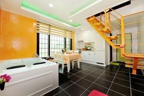 Premium Room (Bisari) | Living area | Flat-screen TV - Ariddaun Pension (Gapyeong)