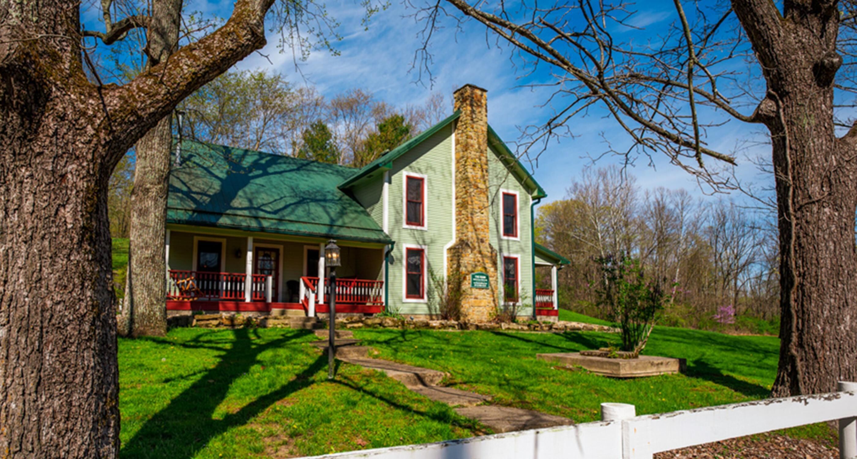 Peaceful, Brown County country life at 6 bedroom The Farm. Pet Friendly!