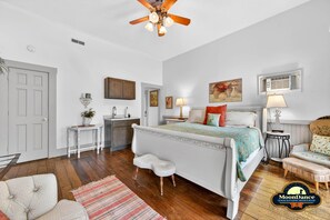 1 bedroom, iron/ironing board, WiFi, bed sheets - Nashville charm, Suite#1 is located steps from shops, restaurants. Pet friendly! (Nashville)