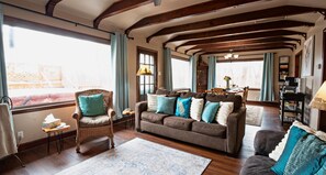 Televisie, een open haard, een dvd-speler en een stereo