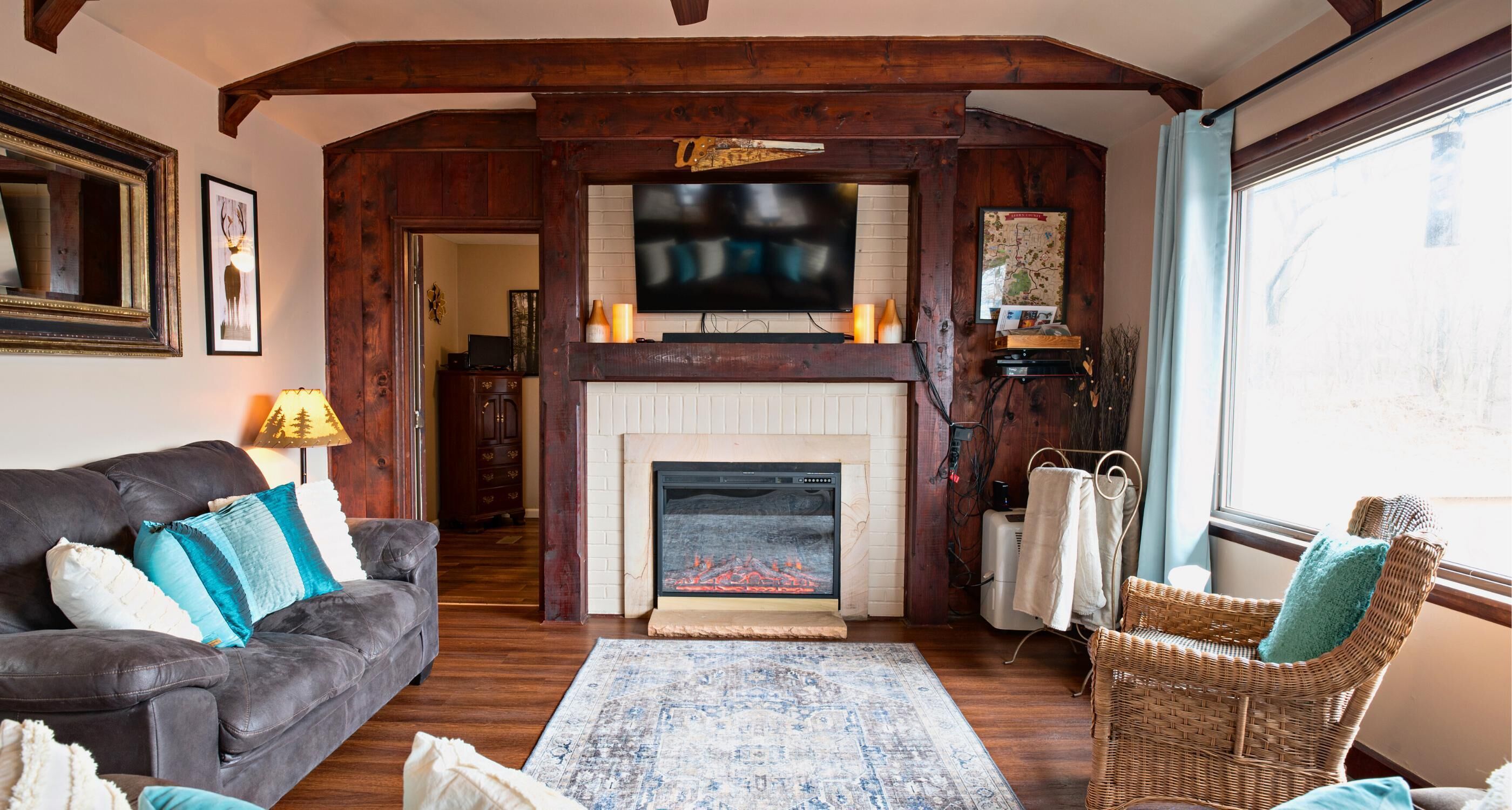 Televisión, chimenea, reproductor de DVD y estéreo 