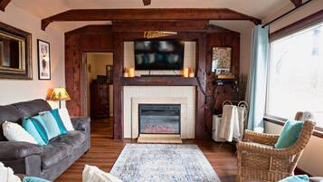 Una televisión, una chimenea, un reproductor de DVD