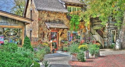 Log cabin, pets, close to Nashville.