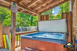 Outdoor spa tub - Log cabin, pets, close to Nashville. (Nashville)