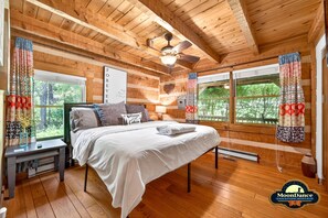 2 bedrooms, WiFi, bed sheets - Log cabin, pets, close to Nashville. (Nashville)