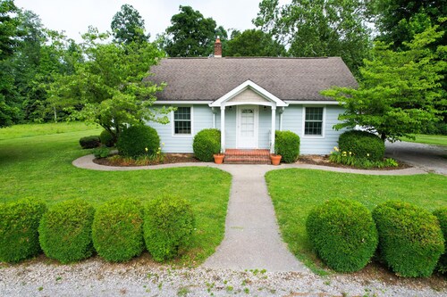 Peaceful Wayside Cottage in the country 5 miles north of Nashville, IN!