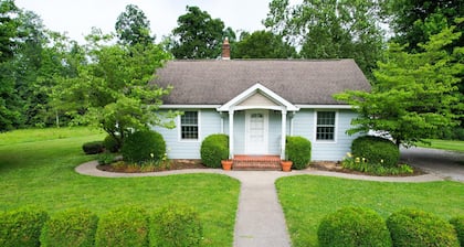Peaceful Wayside Cottage in the country 5 miles north of Nashville, IN!