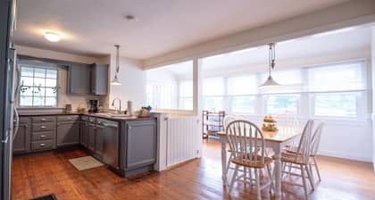 Peaceful Wayside Cottage in the country 5 miles north of Nashville, IN!