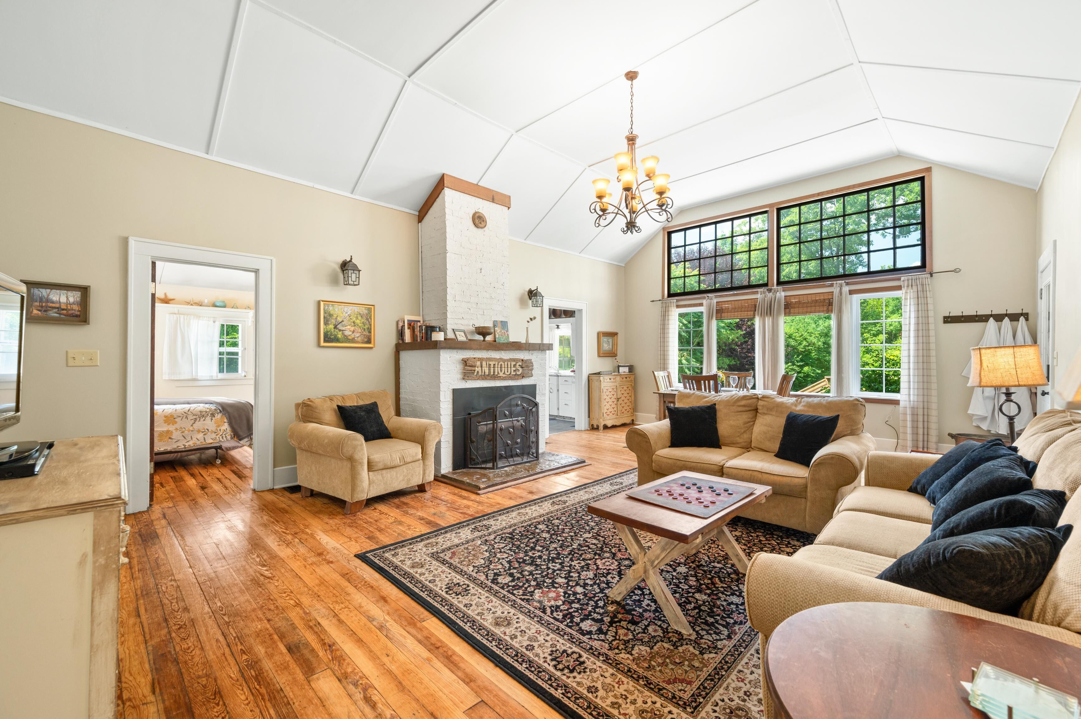 Televisie, een open haard en een dvd-speler