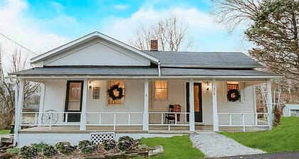 Pet friendly historic home in Downtown Nashville!