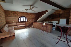 Habitación estándar, 2 camas dobles | Sistema de insonorización y ropa de cama