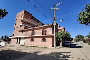 Vista frontal de la propiedad