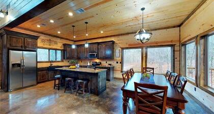 Serenity Creek Luxury Cabin - Family friendly, Secluded Woods and Creek