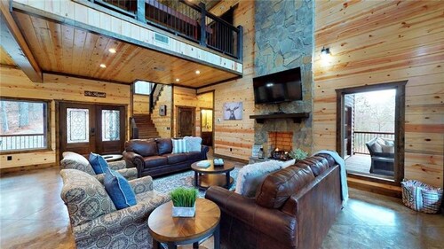 Serenity Creek Luxury Cabin - Family friendly, Secluded Woods and Creek