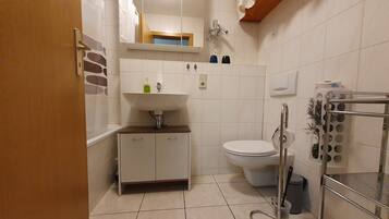 Kombination af bruser/badekar, hårtørrer, håndklæder, Sæbe