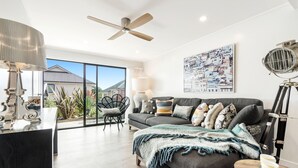 Unclassified image, 4 of 8, button - Red Beach Designed Stylish 2 BR Suite (Whangaparaoa)