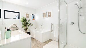 Unclassified image, 3 of 8, button - Red Beach Designed Stylish 2 BR Suite (Whangaparaoa)