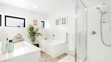 Deluxe Suite | Bathroom | Separate bathtub and shower, free toiletries, hair dryer, towels