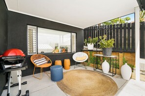 BBQ/picnic area - Red Beach Designed Stylish 2 BR Suite (Whangaparaoa)