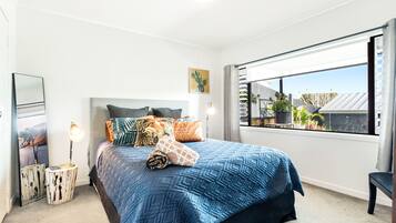 Deluxe Suite | 2 bedrooms, iron/ironing board, free WiFi, bed sheets