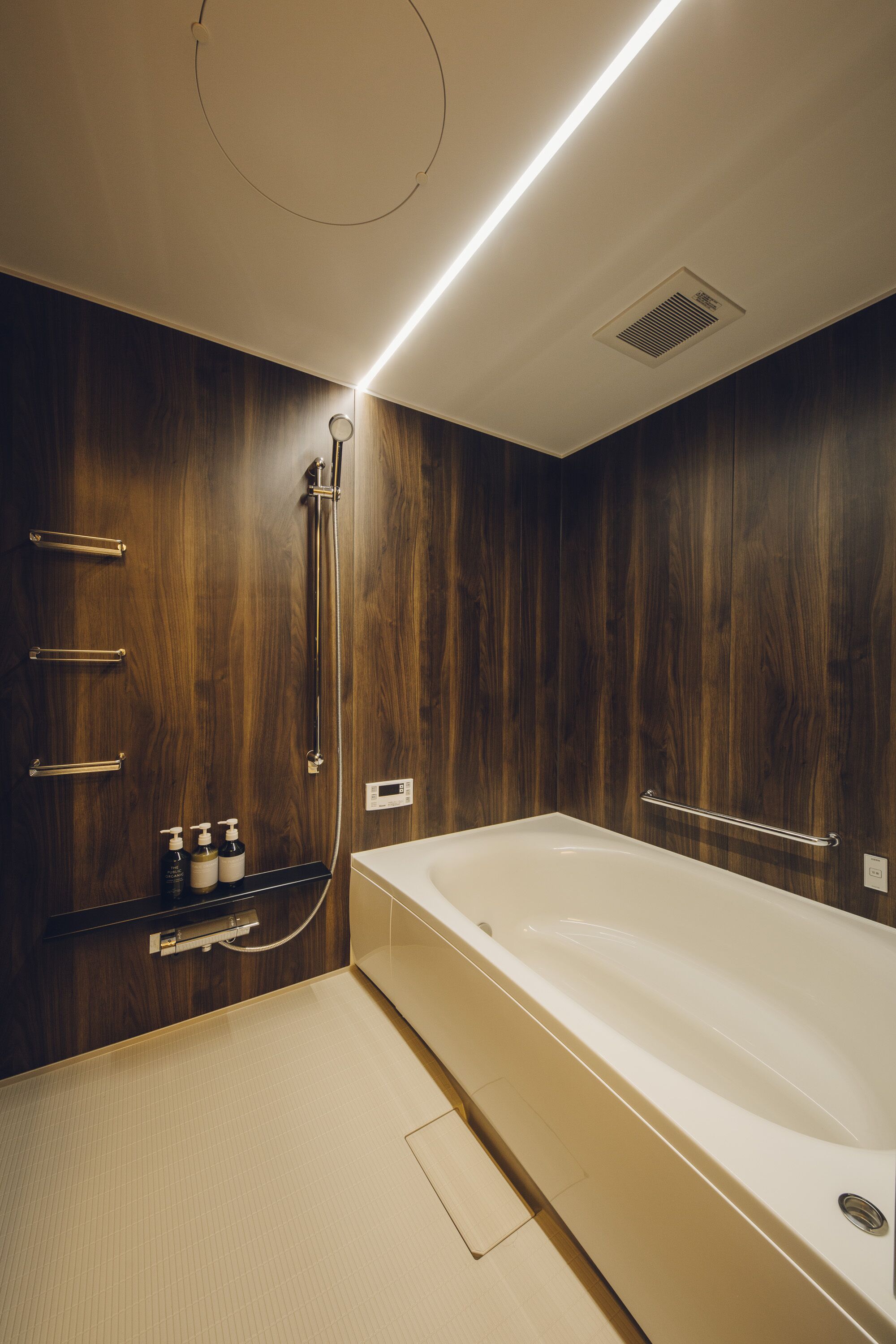 Bañera con ducha, artículos de tocador gratuitos, secador de pelo