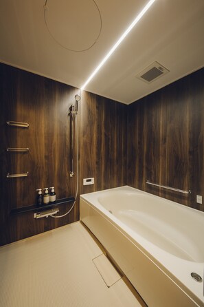 Ferienhaus (Private Vacation Home - ASAHI no IE) | Badezimmer | Duschwanne, kostenlose Toilettenartikel, Haartrockner, Hausschuhe