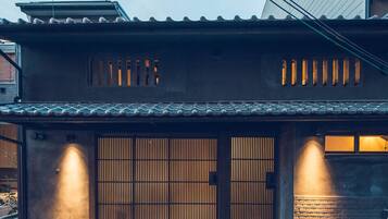 숙박 시설 정면 - 저녁/밤