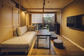 บ้านพัก (Private Vacation Home) | บริเวณนั่งเล่น | ทีวีจอแบน, พื้นอุ่น